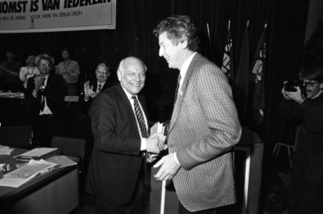 Den Uyl (l.) en Wim Kok (r.), Bestanddeelnr 933-5695