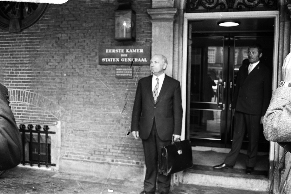 Den Uyl (PvdA) bij de ingang van de Eerste Kamer, Bestanddeelnr 924-5623