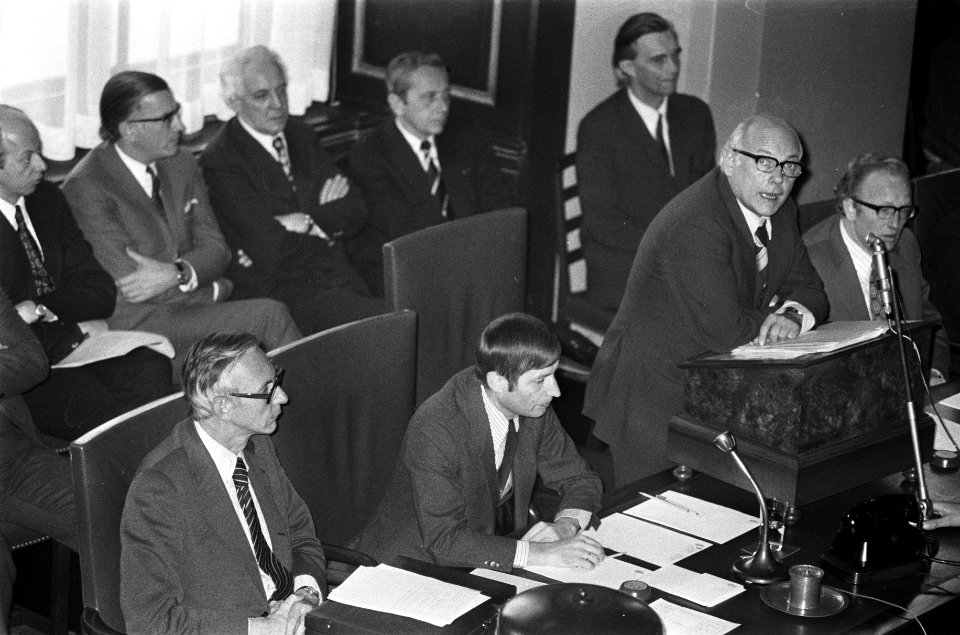 Den Uyl spreekt in de Eerste Kamer tijdens de algemene beschouwingen, Bestanddeelnr 926-8431