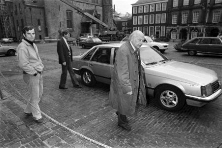 Den Uyl (PvdA) op het Binnenhof op weg naar de informateurs, Bestanddeelnr 931-7843
