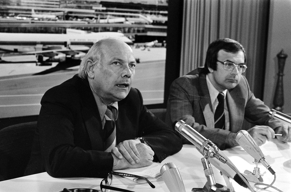 Den Uyl en Pronk tijdens de persconferentie, Bestanddeelnr 927-9438