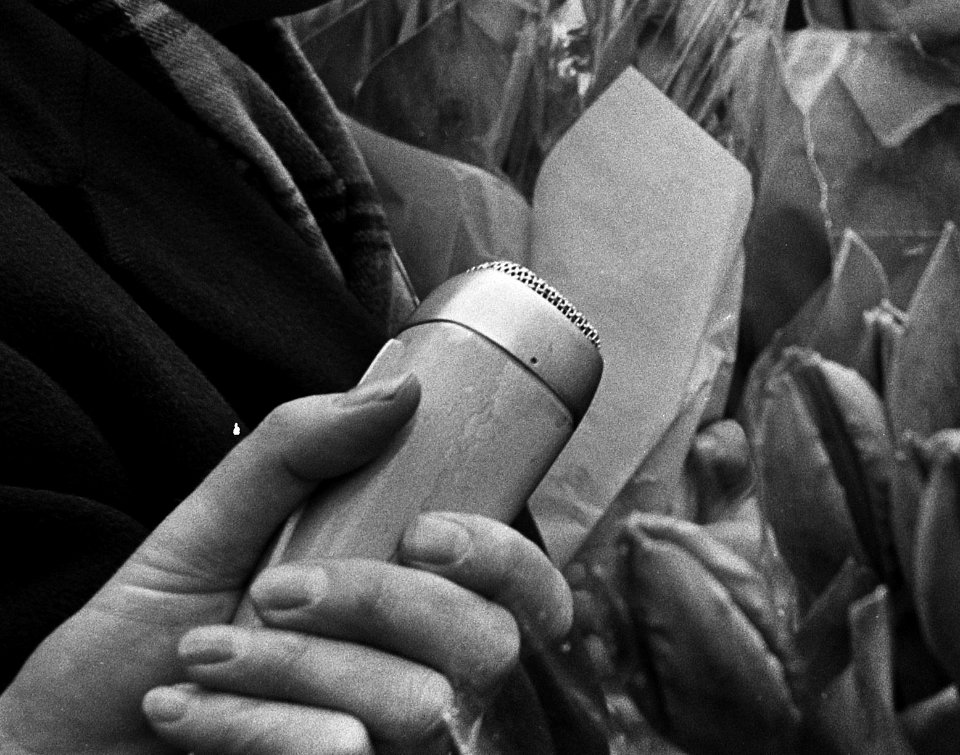 Den Uyl deelt tulpen uit, Bestanddeelnr 924-3951 (cropped)