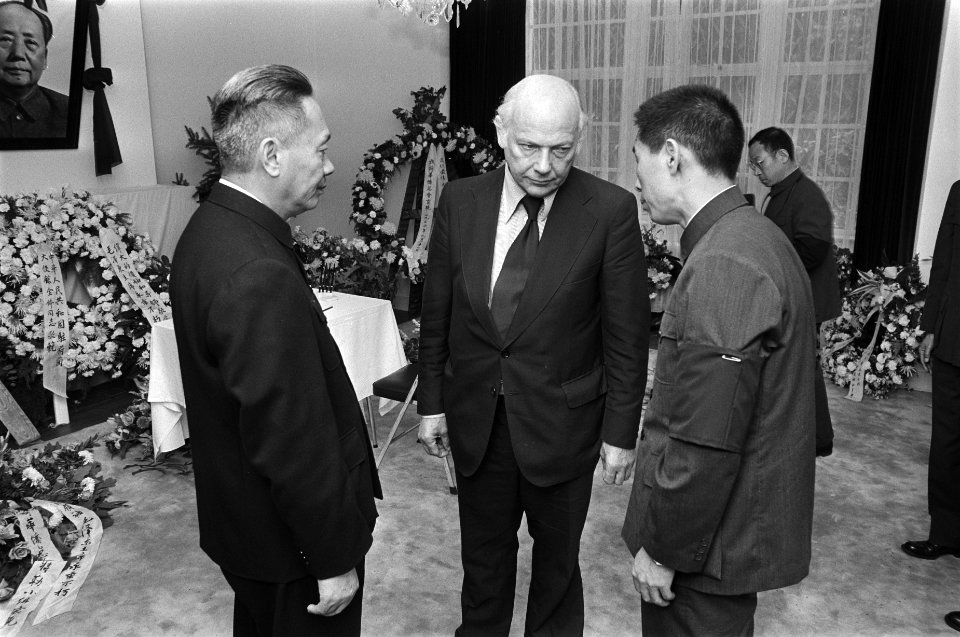 Den Uyl tekent condoleance-register (in verband met overlijden Mao) in Chinese a, Bestanddeelnr 928-7804