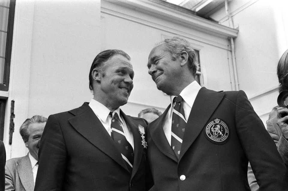Den Uyl ontvangt Nederlands elftal op Catshuis Michels Fadrhonc (r) (koppen), Bestanddeelnr 927-3171