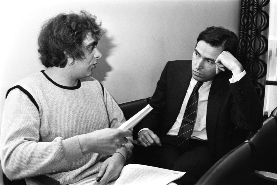 Den Haag , minister Brinkman (WVC) praat met BBK-voorz. Henk Rijzinga (l) over d, Bestanddeelnr 932-8530