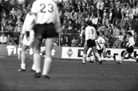Den Bosch tegen Feyenoord 0-5 nr 21 Hasil in actie, nr 24 Lex Schoenmaker (re, Bestanddeelnr 925-5151