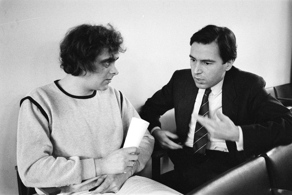 Den Haag , minister Brinkman (WVC) praat met BBK-voorz. Henk Rijzinga (l) over d, Bestanddeelnr 932-8531