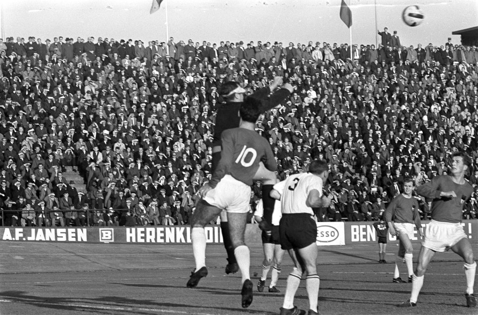 Den Bosch keeper van Pelt in duel met NEC speler M. Bulatovic, Bestanddeelnr 919-7581
