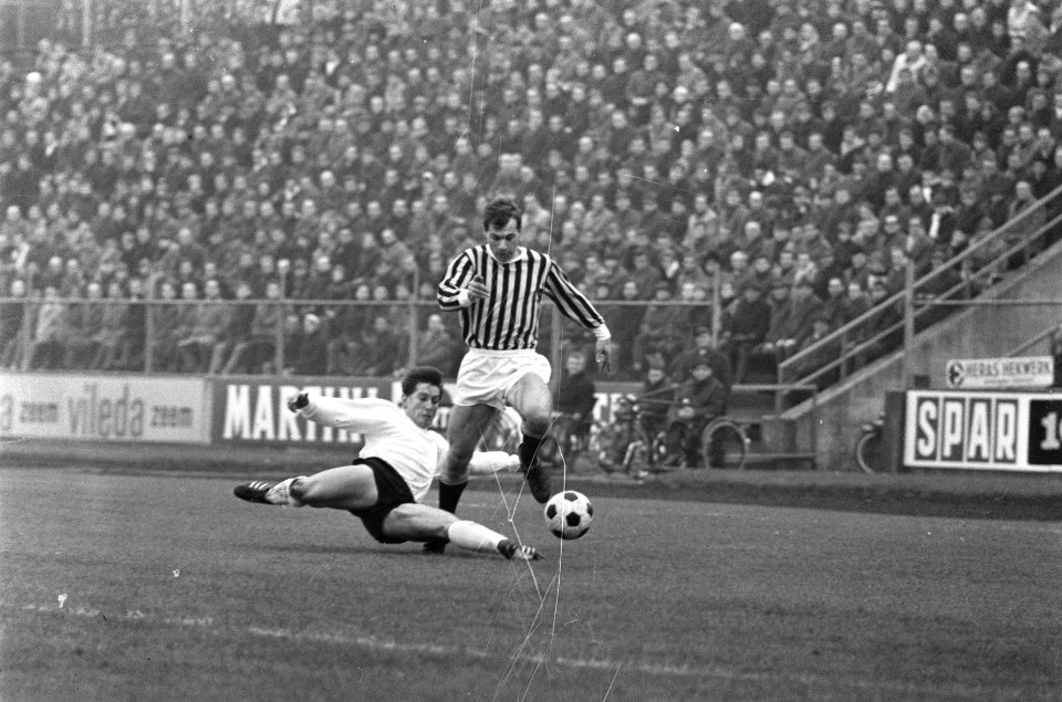 Den Bosch tegen Vitesse 1-1 De Vries (rechts) van Vitesse in duel met Passon, Bestanddeelnr 921-9212