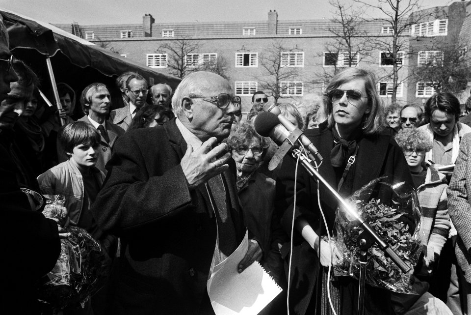 Den Uyl tijdens een toespraak buiten, Bestanddeelnr 932-5614