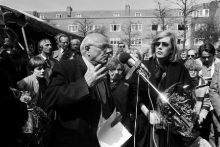 Den Uyl tijdens een toespraak buiten, Bestanddeelnr 932-5614