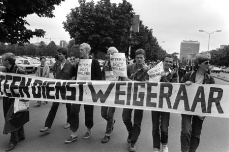 Den Haag , demonstratie voor vrijlating dienst weigeraar Peter Veltman, Bestanddeelnr 932-2240
