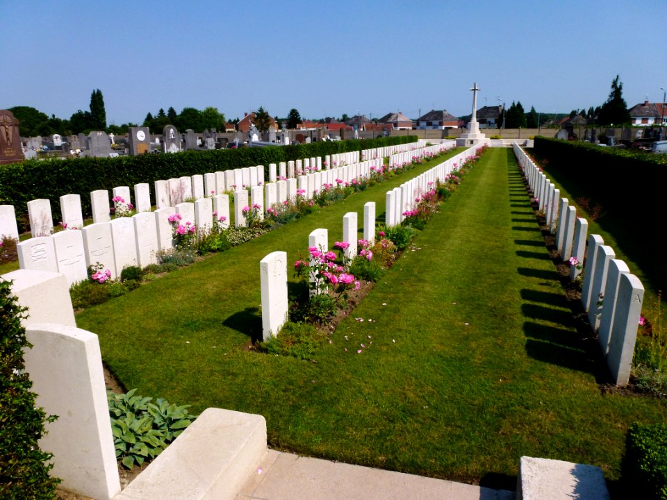 Denain (Nord, Fr) Communal Cemetery, CWCG graves 01