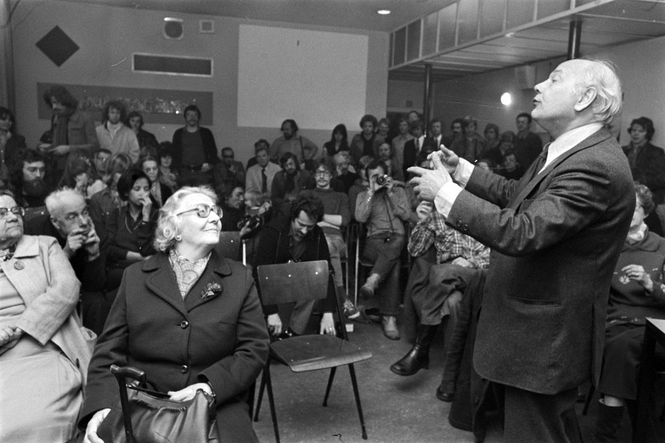 Den Uyl op verkiezingstournee door Amsterdam in wijkcentrum Egelantier Den Uyl , Bestanddeelnr 929-1623