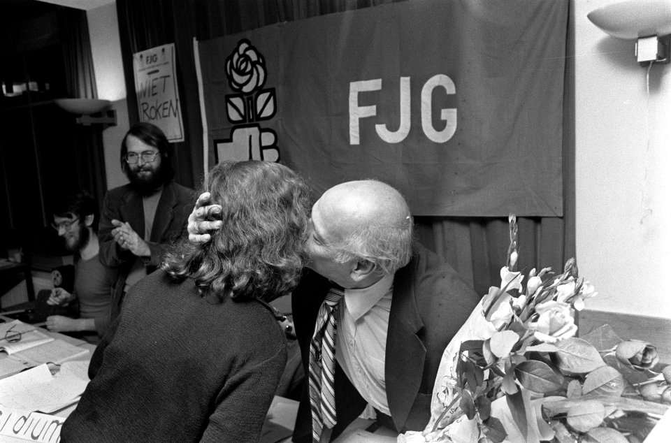 Den Uyl op congres FJG in Arnhem Den Uyl met bloemen, Bestanddeelnr 928-8719
