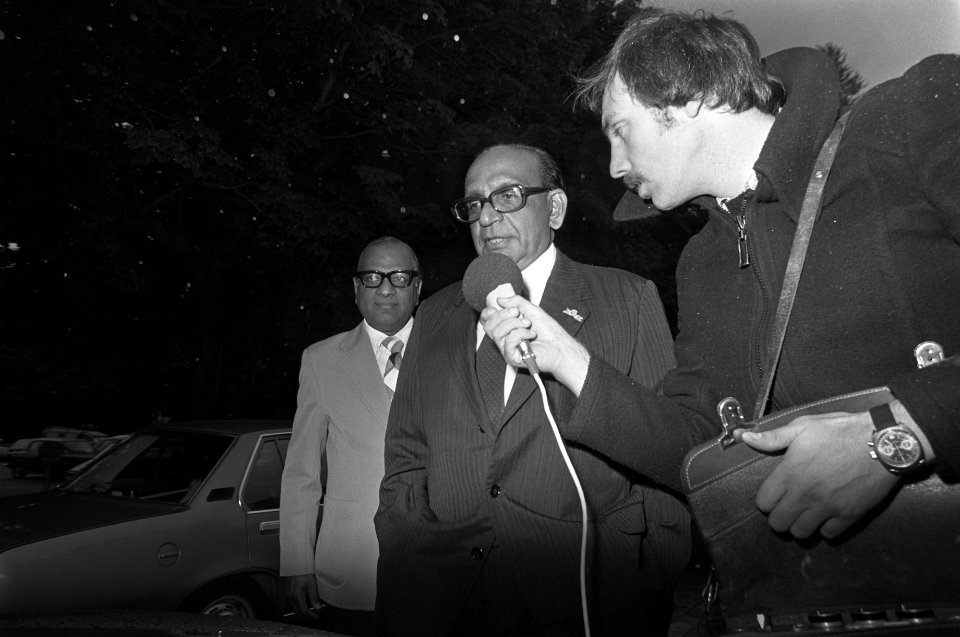 Den Uyl ontvangt Surinaamse oppositieleider Lachmon in Den Haag Lachmon in ges, Bestanddeelnr 928-1902