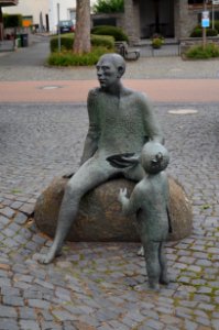 Dernbach (Westerwald), Denkmal vor Rathaus