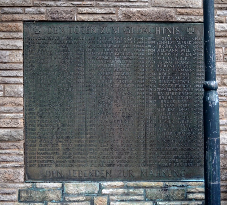 Dernbach (Westerwald), Gefallenendenkmal, Tafel rechts
