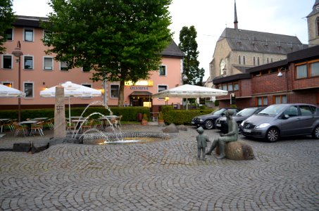 Dernbach (Westerwald), Brunnen und Denkmal vor Rathaus