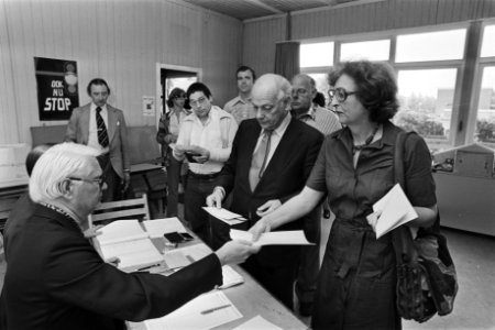 Den Uyl stemt Den Uyl en vrouw krijgen stembiljet, Bestanddeelnr 929-1955