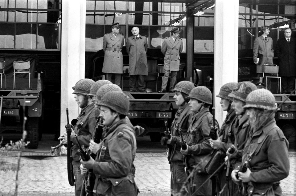 Den Uyl neemt een parade af vanaf een vrachtwagen, Bestanddeelnr 929-1207