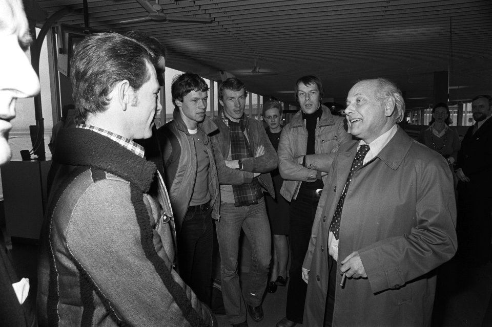 Den Uyl terug uit Israel (op Schiphol) Den Uyl en schaatsploeg, v.l.n.r. traine, Bestanddeelnr 929-0428