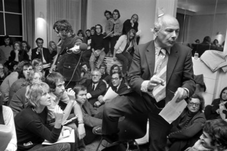 Den Uyl spreekt voor studenten in De Populier , Amsterdam, Bestanddeelnr 925-9528