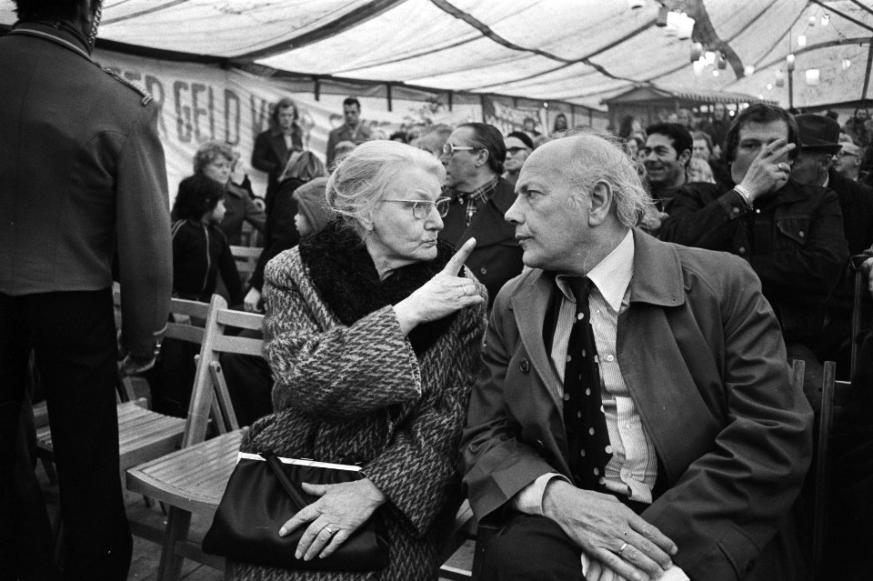 Den Uyl met mevrouw Volkers, Bestanddeelnr 929-0537