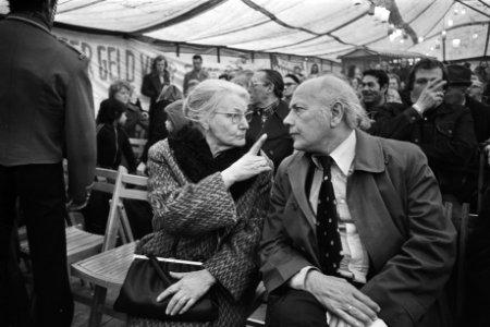 Den Uyl met mevrouw Volkers, Bestanddeelnr 929-0537