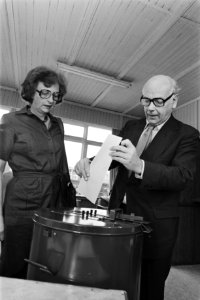 Den Uyl stemt Den Uyl en vrouw bij stembus, Bestanddeelnr 929-1956
