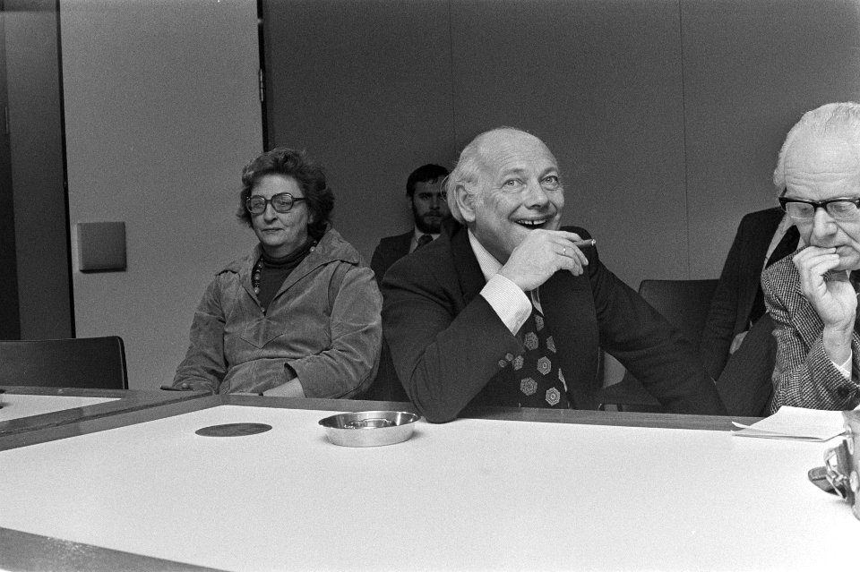 Den Uyl terug uit Zweden, naast hem Liesbeth den Uyl, Bestanddeelnr 928-3558