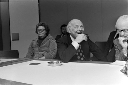 Den Uyl terug uit Zweden, naast hem Liesbeth den Uyl, Bestanddeelnr 928-3558