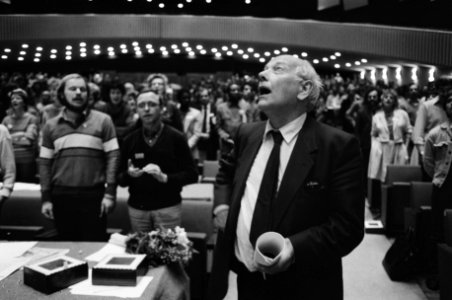 Den Uyl zingt de Internationale mee, Bestanddeelnr 932-5673