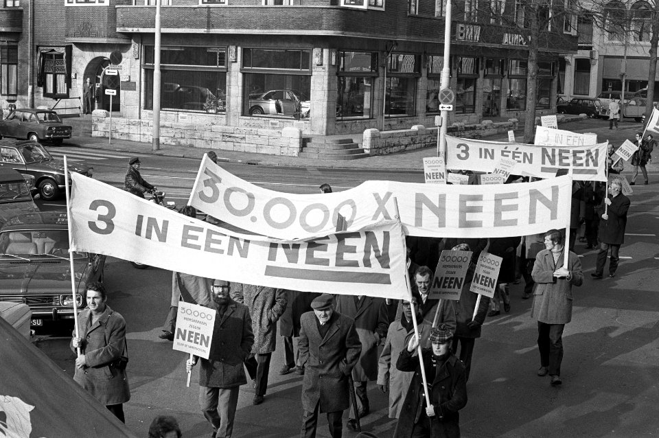 Demonstratie op Binnenhof tegen samenvoeging gemeenten in IJmondgebied, demonstr, Bestanddeelnr 925-3732