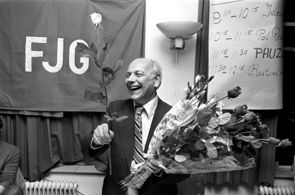 Den Uyl op congres FJG in Arnhem Den Uyl met rozen (rode en witte), Bestanddeelnr 928-8716