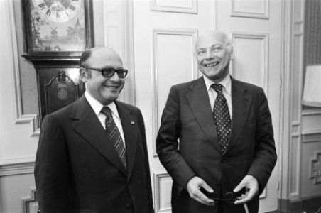 Den Uyl ontvangt Venezolaanse minister BZ Escovar Salom, Bestanddeelnr 929-2543