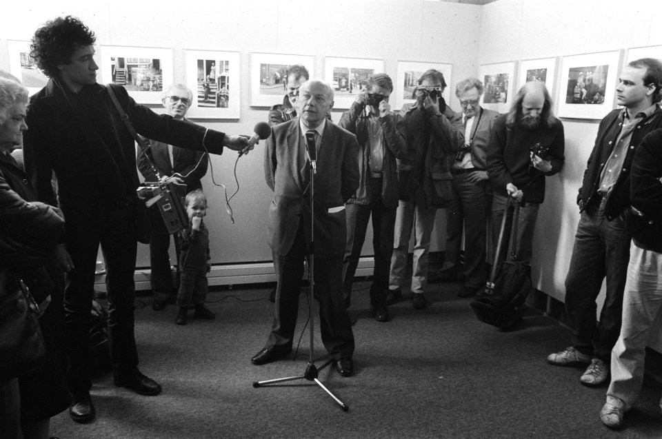 Den Uyl opent fototentoonstelling Jordaan 1963 van Dolf Toussaint in de Canon , Bestanddeelnr 932-0730