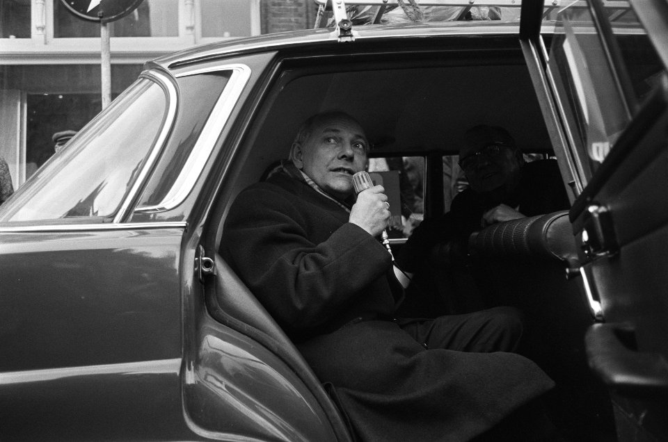 Den Uyl spreekt vanuit de auto, Bestanddeelnr 924-3963 photo