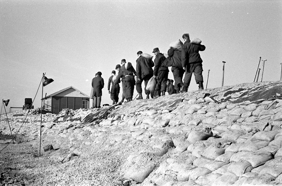 Dijkdichting op Schiermonnikoog door landmacht (200 man), Bestanddeelnr 913-5487