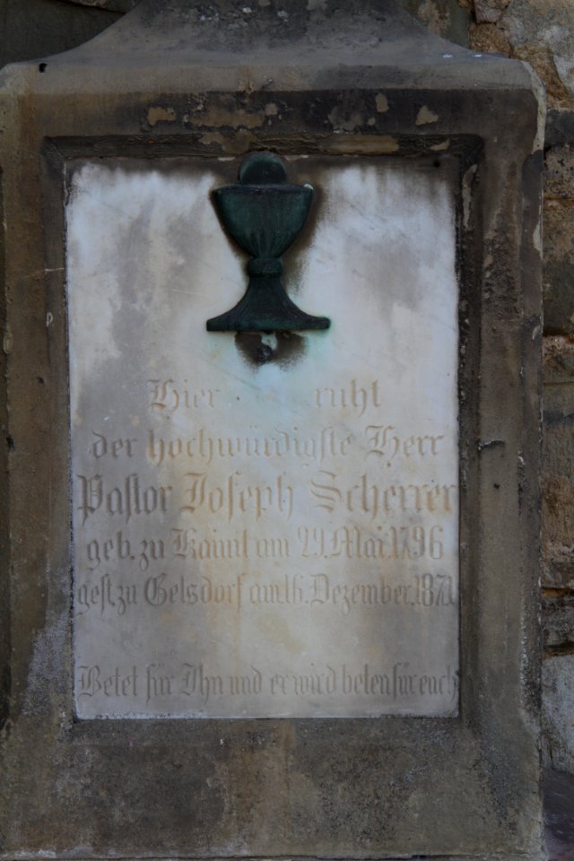 Detailansicht Grabstein, St. Walburga in Gelsdorf
