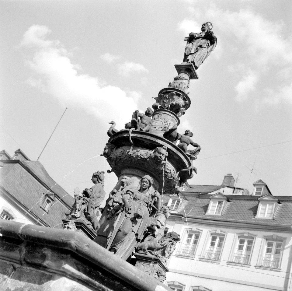 Detailopname van de vier deugden aan de voet van de Petrusbrunnen aan de Hauptma, Bestanddeelnr 254-4481
