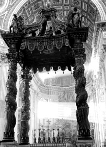 Detailopname van het Baldakijn van Bernini in de absis van de Sint-Pietersbasili, Bestanddeelnr 191-1247