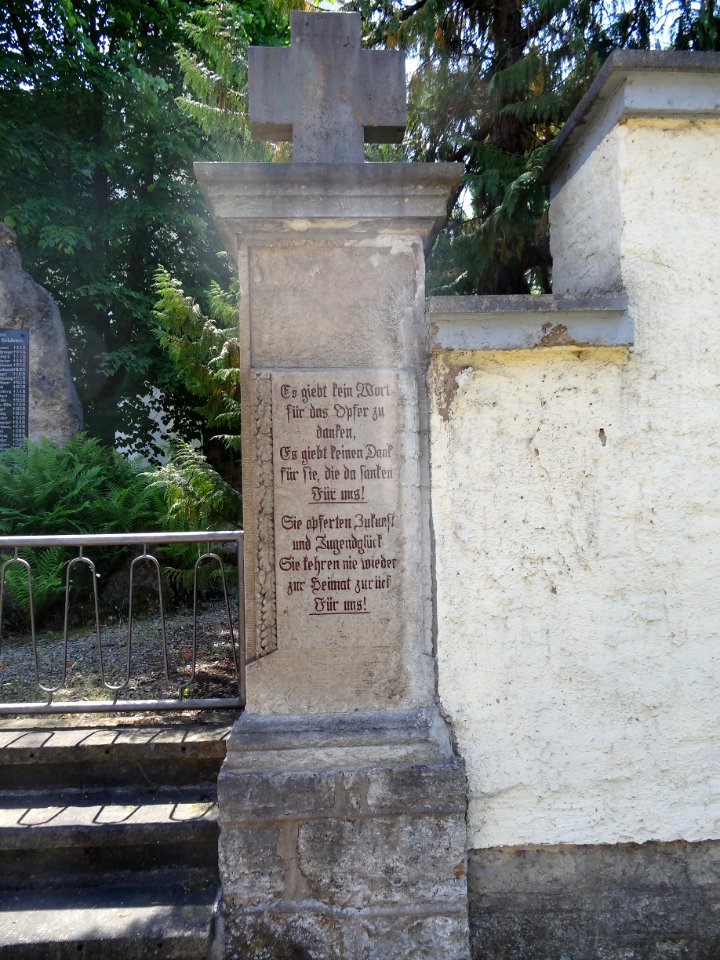 Detail am Kriegerdenkmal in Niederroßla 2