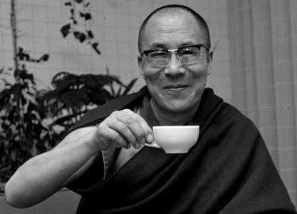 Detail, Dalai Lama enjoys tea on 7 October 1973 in Schiphol, Netherlands, Dalai Lama drinkt een kopje thee bij aankomst op Schiphol, Bestanddeelnr 926-7335 (cropped)