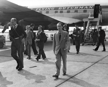 Detail, Robert Ford arrives from Communist Chinese captivity at Amsterdam Airport Schiphol on 22 June 1955, from- Aankomst Robert Ford uit Chinese gevangenschap op Schiphol, Bestanddeelnr 907-1984 (cropped)