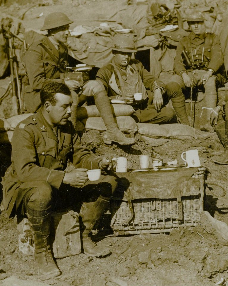 Detail, Tea time just behind the line, Bestanddeelnr 158-0107 (cropped) (cropped)