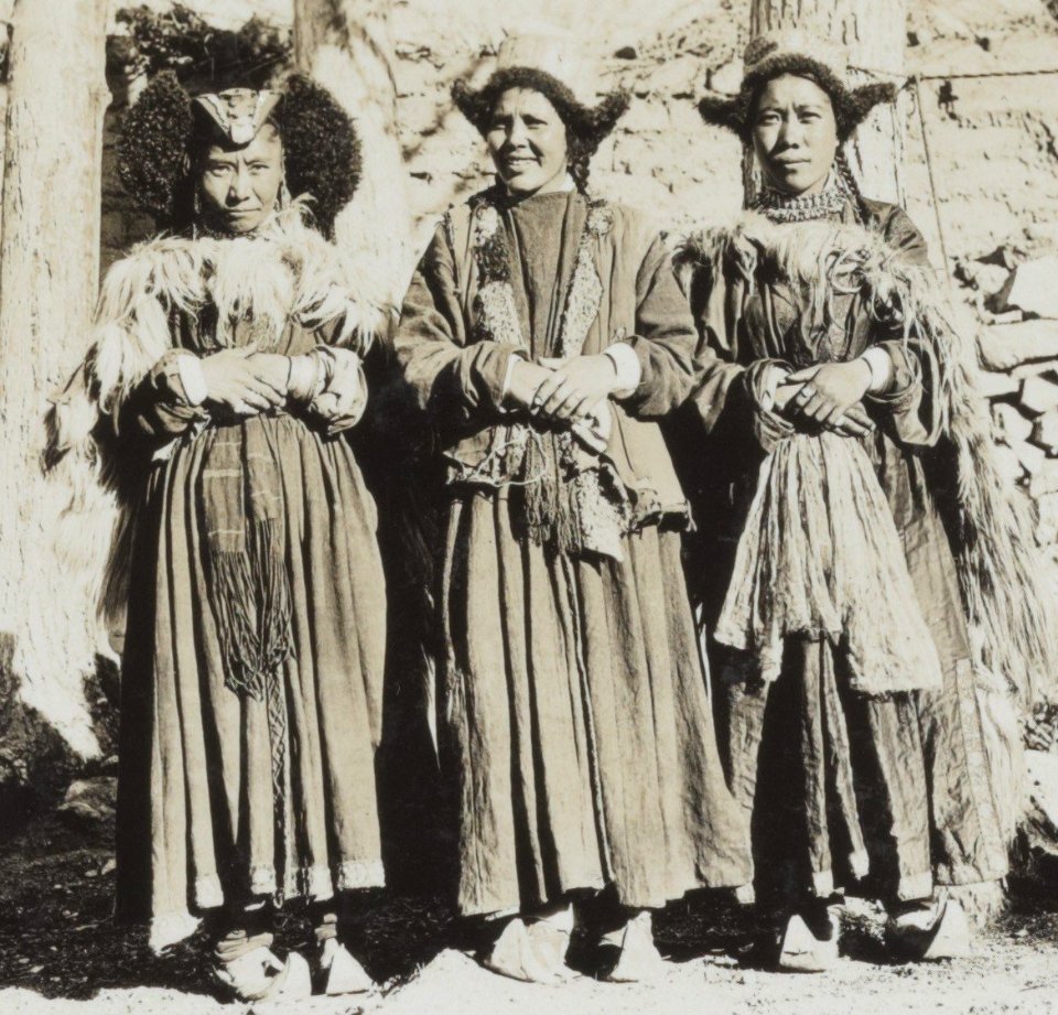 Detail, Women of Ladakh in Leh on 23 May 1929, from- Albumblad met 3 fotos. Linksboven het expeditiegezelschap voor het huis van Kh, Bestanddeelnr 32 062 (cropped) (cropped)