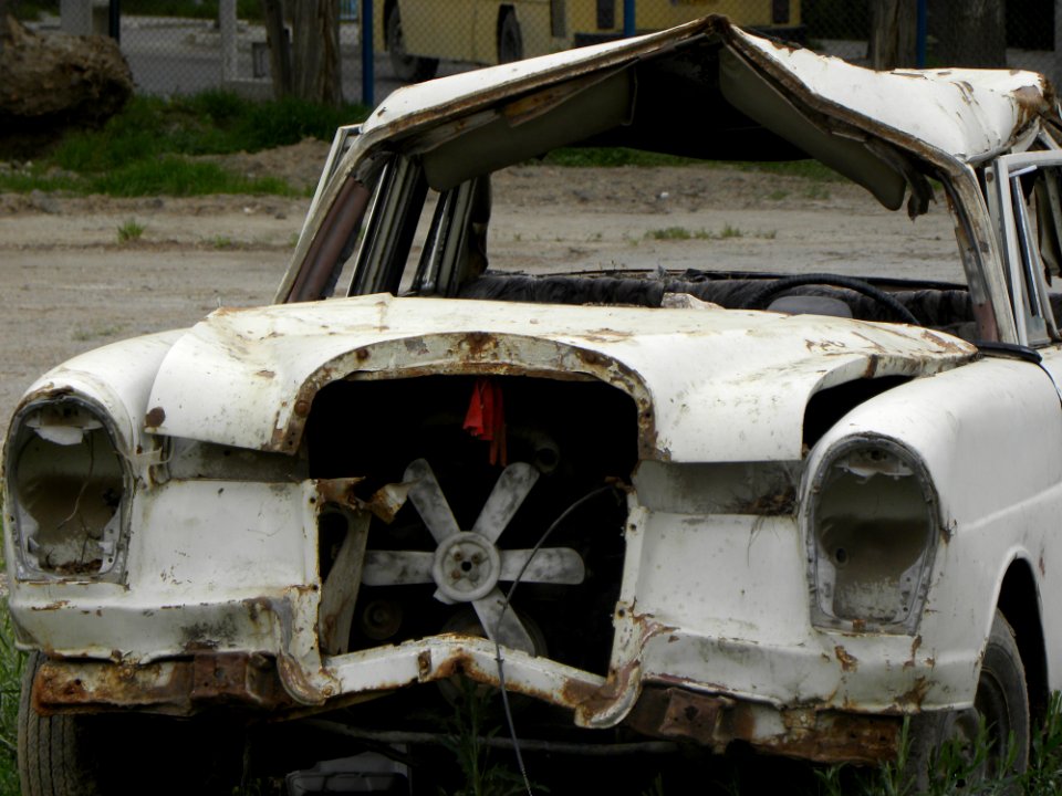 Destroyed Merceses Benz (1)