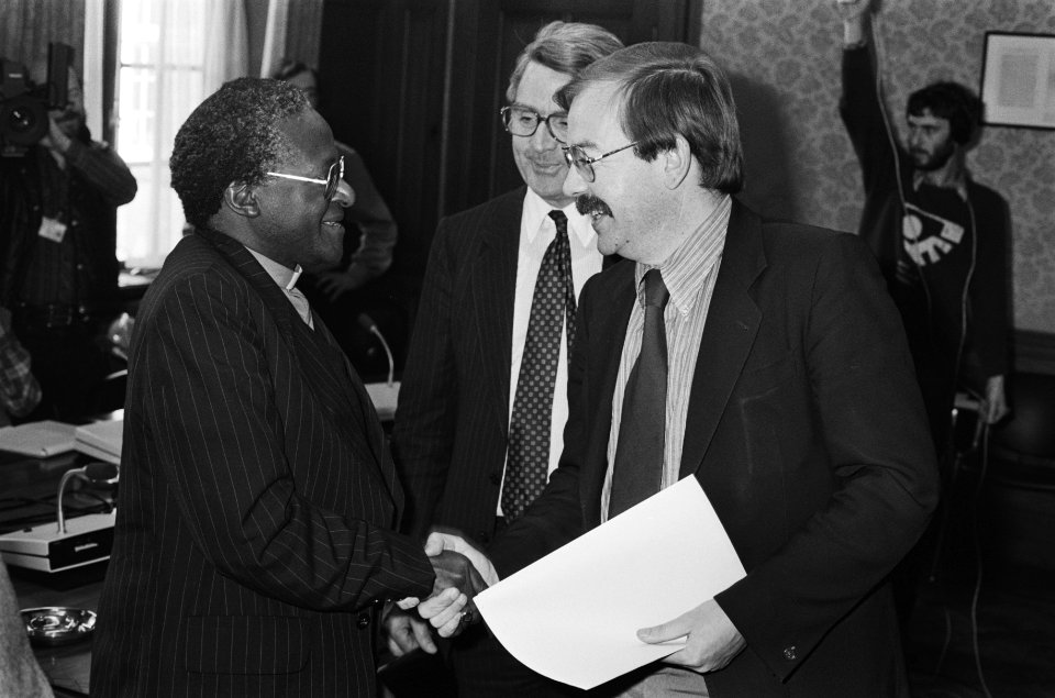 Desmond Tutu met J. N. Scholten (CDA) en Relus ter Beek (PvdA) in de Tweede Kame, Bestanddeelnr 931-3832