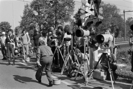 Derde dag gijzeling trein De Punt fotografen bij overgang, Bestanddeelnr 929-1975